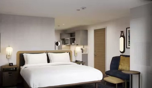 Suite, 1 King Bed, Accessible, Bathtub
