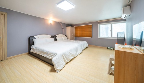 Basic Room, 1 Bedroom (berry)