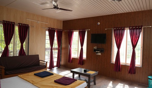 Studio Suite, Bathtub, Hill View