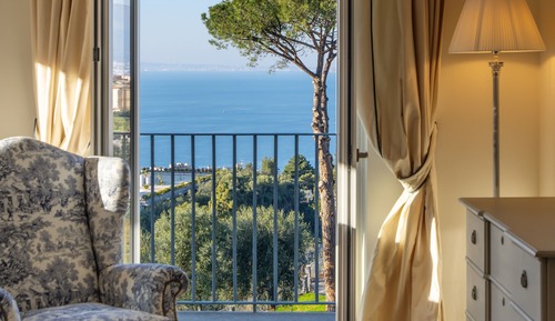 Suite panoramica, un balconi, una camera da letto, un soggiorno,vista mare (CALLA)