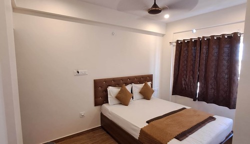 Basic Studio, 1 Queen Bed, Roll-in Shower, Non Smoking