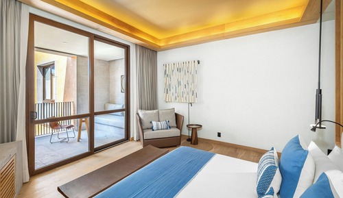 Deluxe Room, 1 King Bed, Pool View