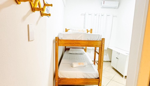 Papagaios, Quarto Compartilhado FEMININO, 8 camas