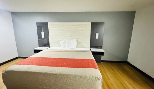 Standard Single Room, 1 King Bed, Non Smoking, Microwave