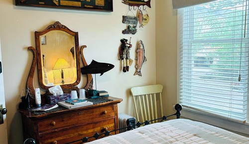 Basic Single Room Fishin' Hole (Shared bathroom, Upstairs)