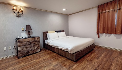 Corner Double Suite