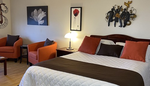 Suite, 1 Queen Bed, Accessible (Main Floor)