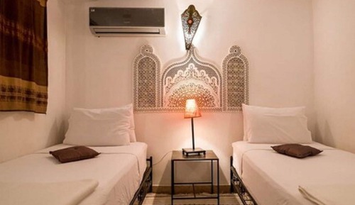 Basic Room, 2 Twin Beds, Private Bathroom, Corner