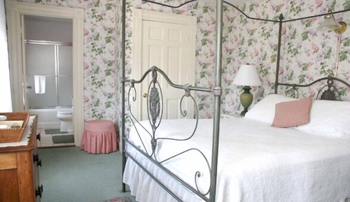 Classic Room, 1 Queen Bed, Private Bathroom