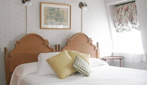 Classic Room, 1 King Bed, Shared Bathroom
