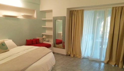 Honeymoon Suite, Sea View