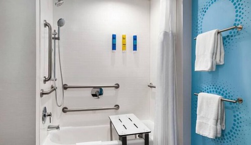 Room, 2 Queen Beds, Accessible Bathtub