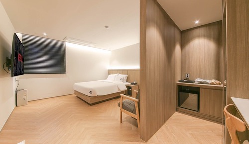 E. Suite King - Free Breakfast for Two - No Breakfast on Monday Morning