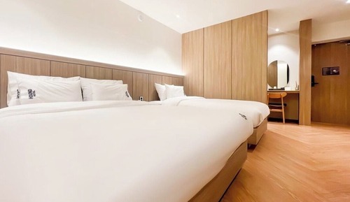 F. Suite Twin - Free Breakfast for Two - No Breakfast on Monday Morning