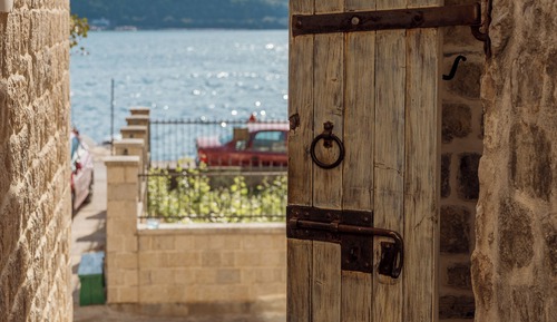 Private entrance three-bedroom villa with a garden and a pool / Annex A