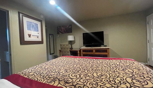 Deluxe Room, 1 King Bed, Non Smoking, Refrigerator & Microwave