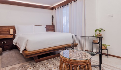Comfort Room, 1 Queen Bed, Mobility Accessible, Beach View