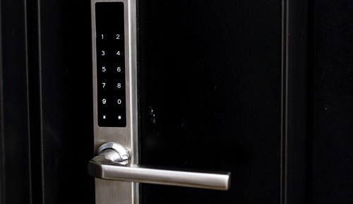 Rosa Mosqueta a pasos de la calle principal