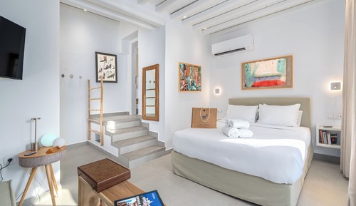 Moonshine Suite - with Hot Tub & Satellite Wi-Fi