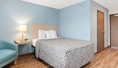 Suite, 1 Queen Bed, Accessible, Non Smoking (Transfer Shower)