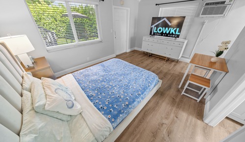 Standard Queen Studio w/ Kitchen