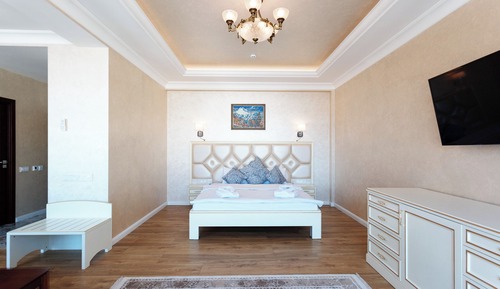 Senior Suite, Pool View