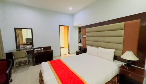 Business Suite, City View