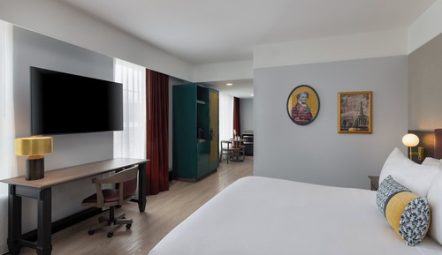 Suite, 1 King Bed, Corner