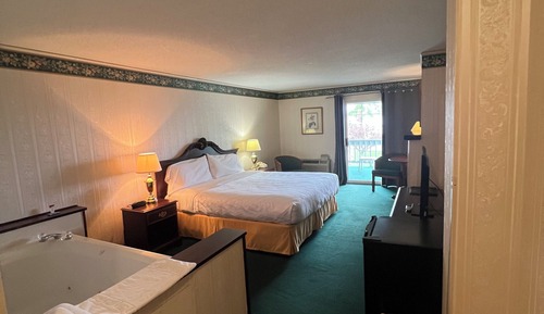 Comfort Room, 1 King Bed, Lake View