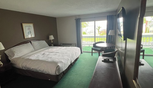 Classic Room, 1 King Bed, Lake View