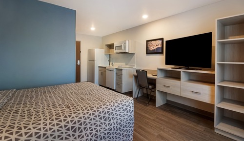 Queen Suite w/ Dishwasher (Dishes/Cookware Included)