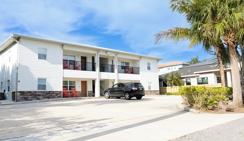 SoLE *Courtyard*-Suite #2 2 minute walk to beach
