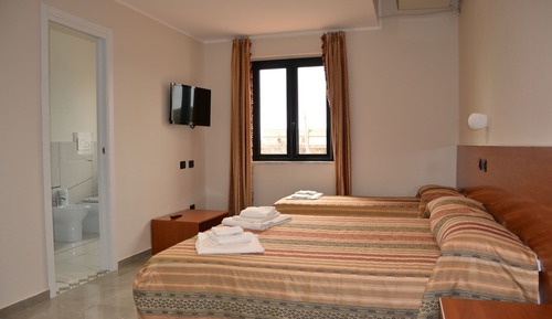 Classic Triple Room, Ensuite, Courtyard View