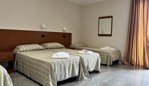 Classic Quadruple Room, Ensuite, Courtyard View