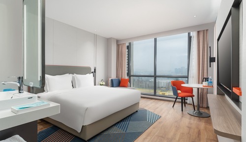 1 King Standard High Floor Balcony