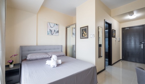 Superior Suite, 1 Queen Bed, Pool Access, City View