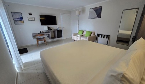 Standard Room, 1 King Bed, Accessible, Pool View