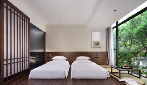 Riverside Twin Room With Tree Shade