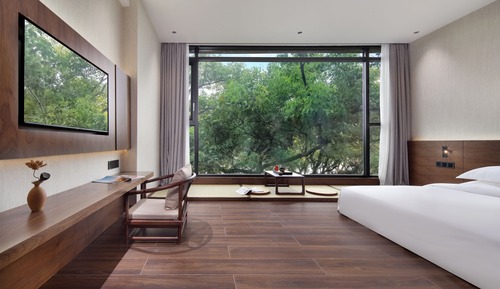 Riverside King Room With Tree Shade