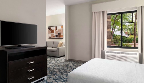 Studio, 1 Queen Bed, Accessible (Mobility & Hearing, Roll-in Shower)