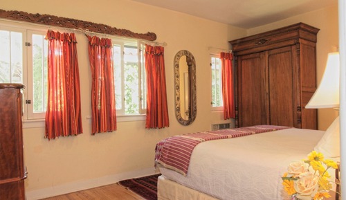 2 BR/2 Bath Cottage with Full Kitchen