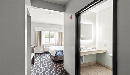 Room, 1 King Bed, Accessible, Non Smoking (Mobility,Hearing,Tub w/Grab Bars)