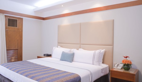 Habitación con cama grande