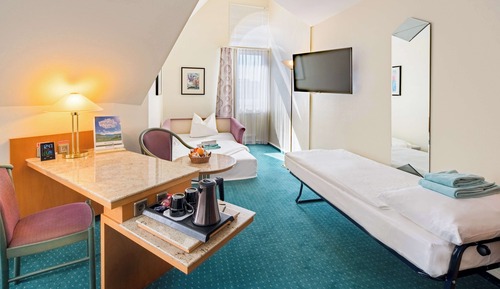 Comfort Room, 1 Queen Bed (Larger Room;with Sofabed)