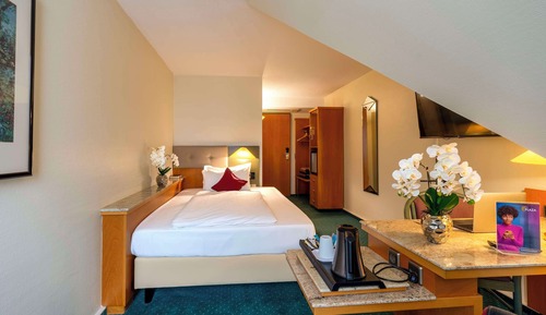 Comfort Room, 1 Twin Bed, Courtyard View