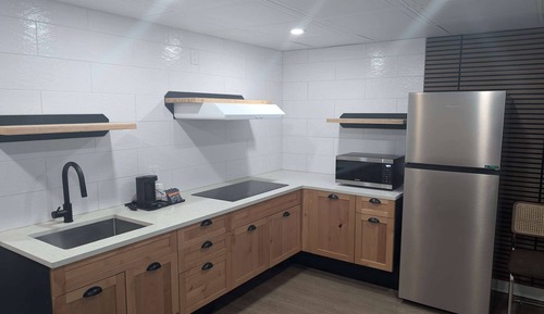 Suite, 1 Queen Bed, Mobility Accessible, Non Smoking (Roll-In Shower, Kitchenette)