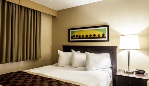 Suite, 1 Queen Bed, Non Smoking (1 Bedroom, Pool Walkout, Main Floor)