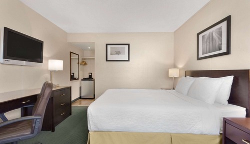 Room, 1 Queen Bed, Non Smoking, Courtyard View (Kitchen)