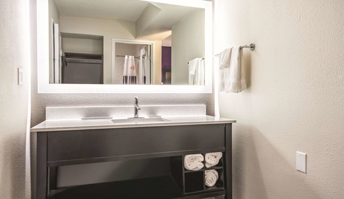 Deluxe Suite, 1 King Bed with Sofa bed, Non Smoking