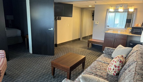 Suite, 1 King Bed, Accessible